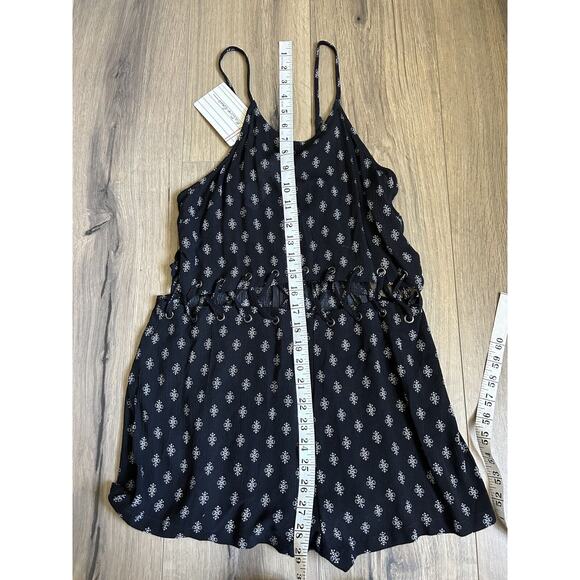 NEW LF Native Rose Size 8 Kloe Black Woven Cut Out Romper $78 - Picture 3 of 6